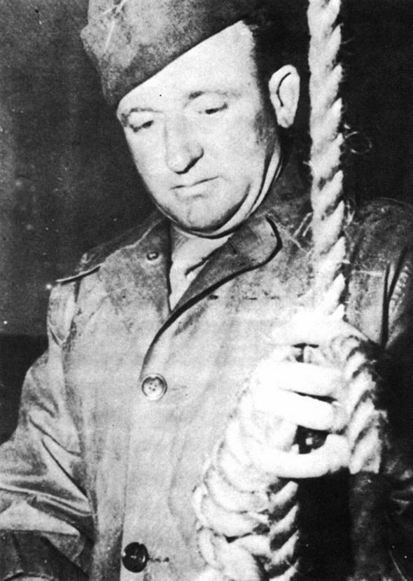Public-Domain-Master-Sergeant-Woods-readies-the-Gallows-at-Nuremberg-in-19462